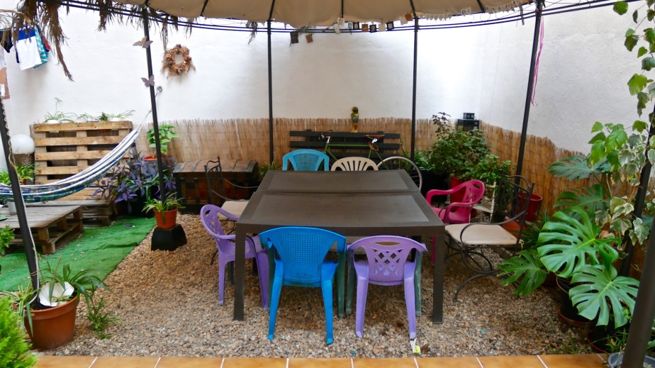 picnic-table-airbnb-patio